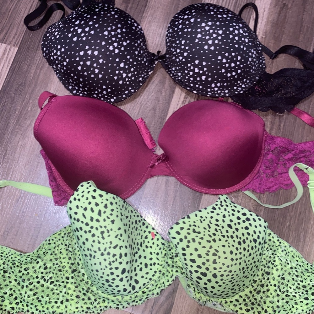 Black- 38DD Pink- 38DD Green w/black spots- 40DD